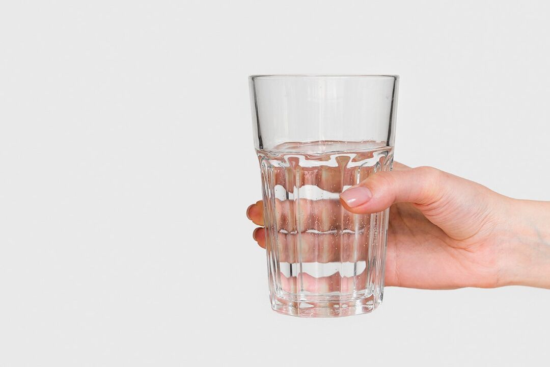 Un vaso de agua con polvo diluido zxcvbnmqwert